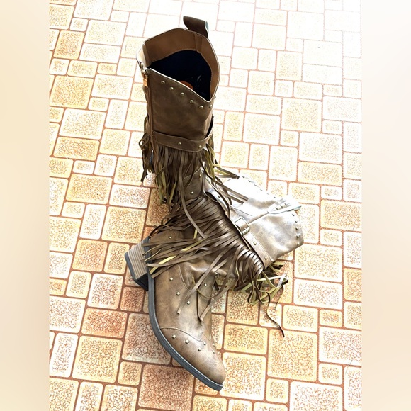 🆕Women’s Western Mid-Calf Tan To Light Brown Colored Cowboy Boots. Size 8. - Picture 4 of 7